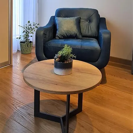 With Garage דירה