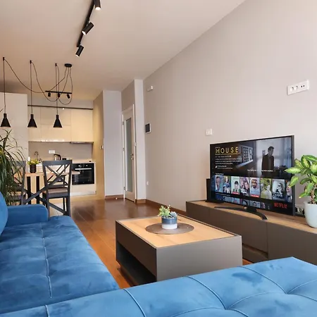 With Garage דירה *