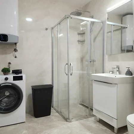 With Garage דירה