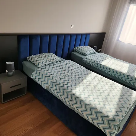 With Garage דירה *