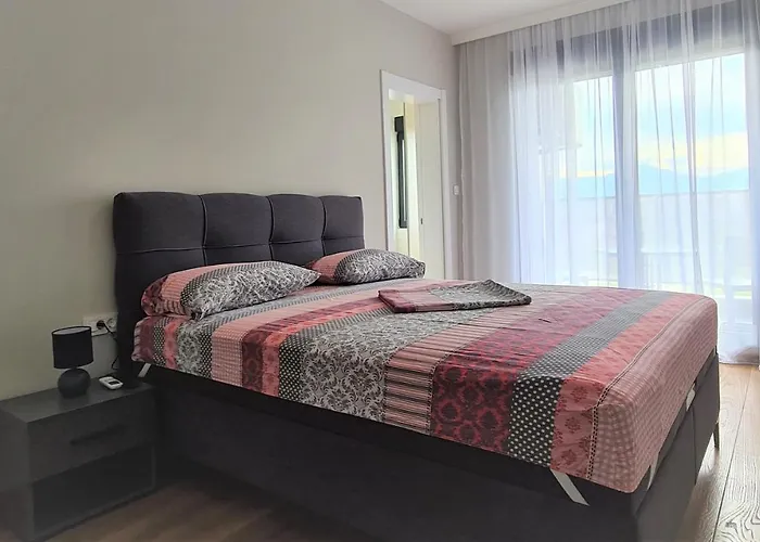 Apartment With Garage *